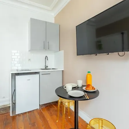 Appartement Joli 2 Pièces Dans Un Beau Quartier De Paris-ii *