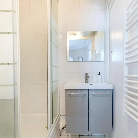 Joli 2 Pièces Dans Un Beau Quartier De Paris-ii